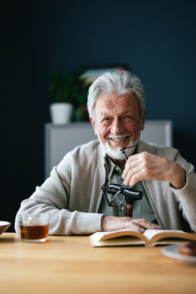 illustratieve foto bijna-met-pensioen-man-bureau-boek