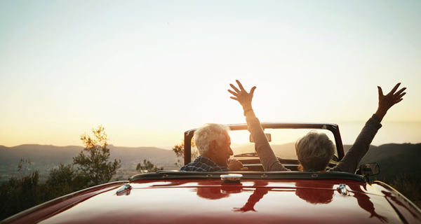 illustratieve foto bijna-met-pensioen-ouder-paar-cabrio