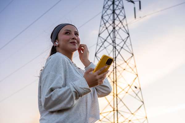 collectief-variabel-pensioen-vrouw-telefoon-buiten 600 x 400