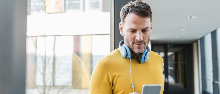 illustratie zakenman met koptelefoon en smartphone