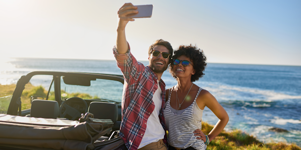 illustratie man en vrouw nemen selfie