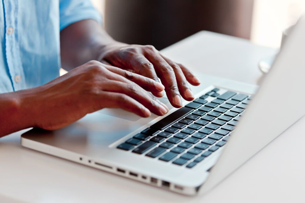 illustratieve foto arbeidsongeschikt-handen-laptop