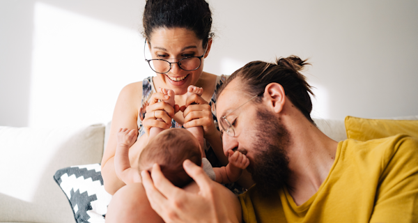 illustratieve foto man-en-vrouw-met-baby