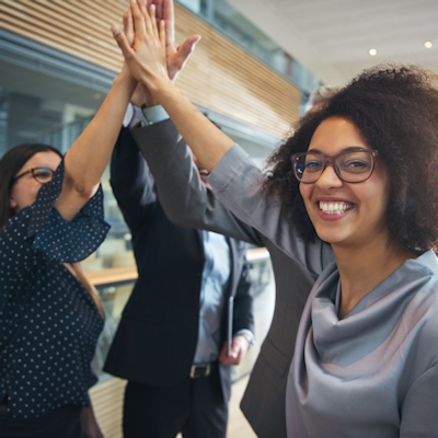 Illustratie collega's geven high five