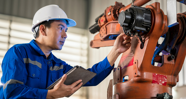 illustratieve foto net-in-dienst-man-machine