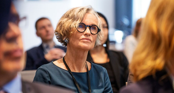uit-dienst-vrouw-in-publiek 600 x 320