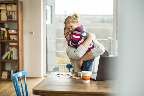 illustratieve foto uit-elkaar-gaan-man-omhelst-kind