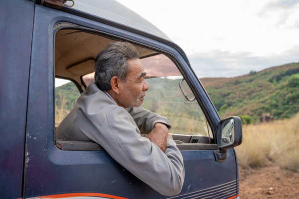 illustratieve foto pensioen-buitenland-man-bestelbus 