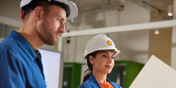 illustratie man en vrouw bekijken plan