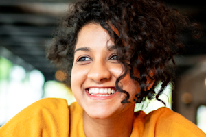 illustratie vrouw in geel shirt