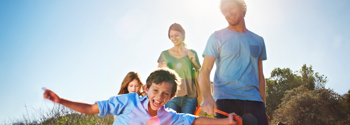 Illustratie gezin loopt in duinen