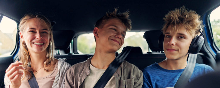 illustratie tieners op de achterbank