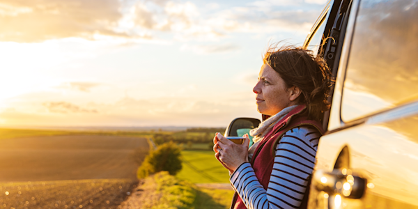 Illustratie-vrouw-bij-ondergaande-zon-600x300