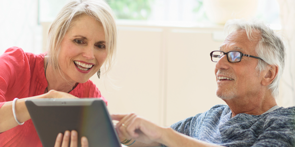 Illustratie man en vrouw thuis kijken op tablet
