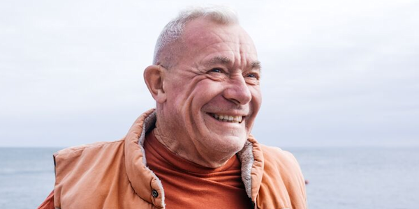 illustratie oudere man bij zee