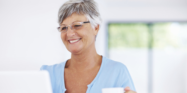 illustratie lachtende vrouw met kopje bij laptop