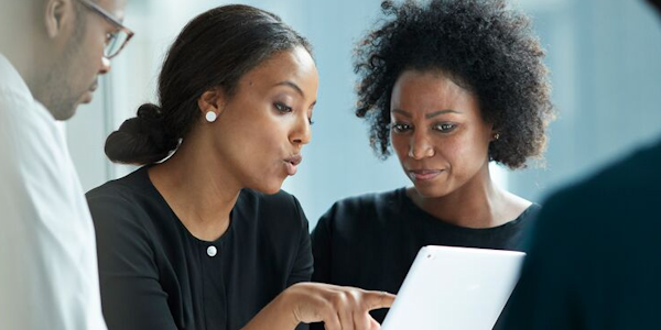 Illustratie 2 vrouwen kijken op laptop