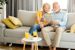 illustratie man en vrouw met laptop