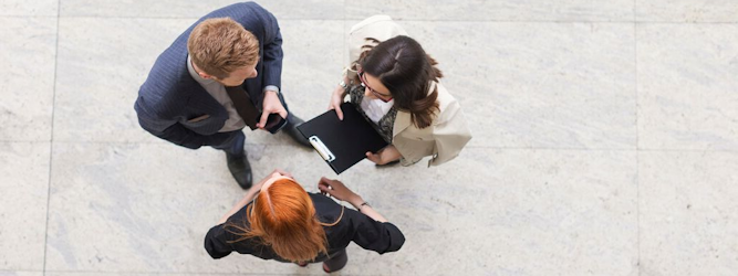 illustratie 3 personen overleggen