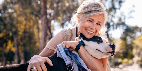 Illustratie vrouw knuffelt hond