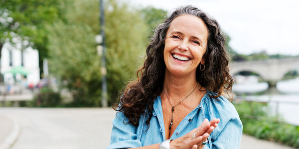 Illustratie lachende vrouw in een stad