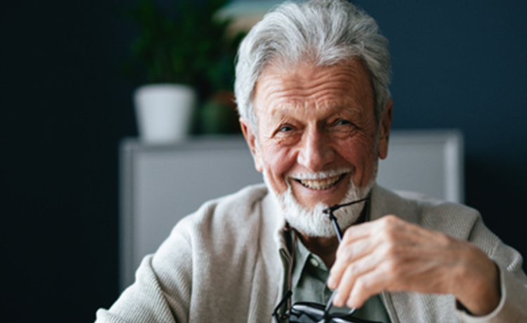 illustratieve-afbeelding-jaaropgave-gepensioneerden-2026-man-met-leesbril