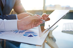 Illustratie laptop en verslag